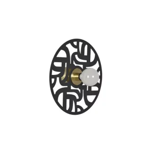 Cette applique circulaire au design élégant est disponible en finition laiton ou noir idéales pour créer des compositions murales. Le motif labyrinthique découpé dans le metal permet d'optenir un effet décoratif sur le mur