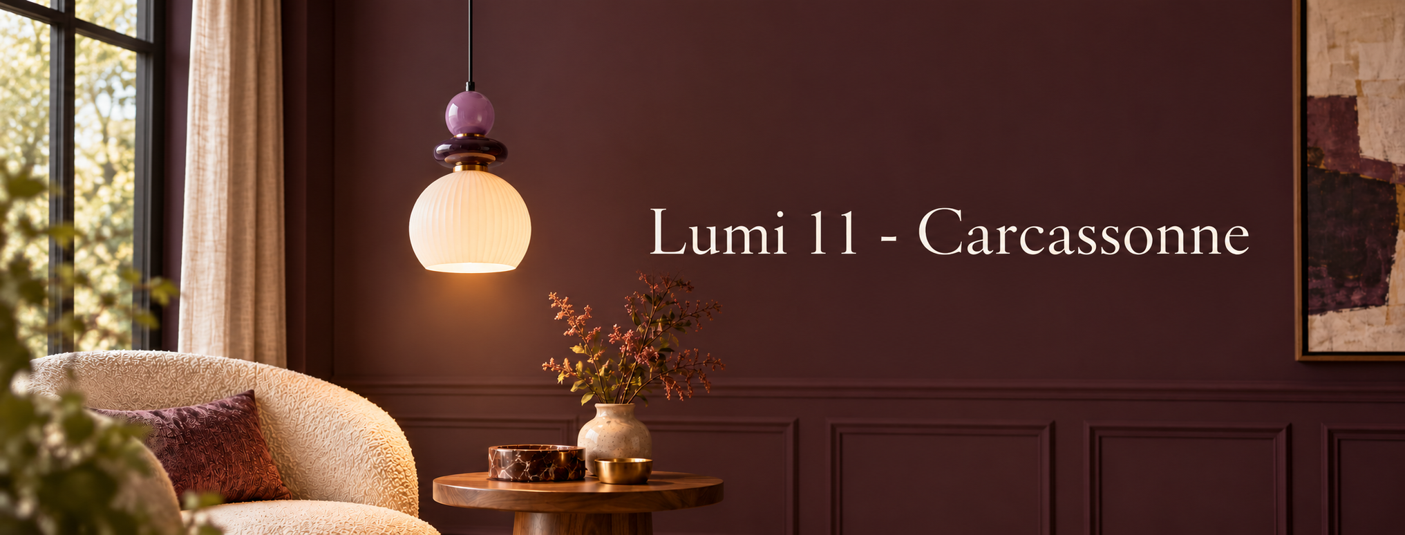 Luminaire élégant dans un salon aubergine